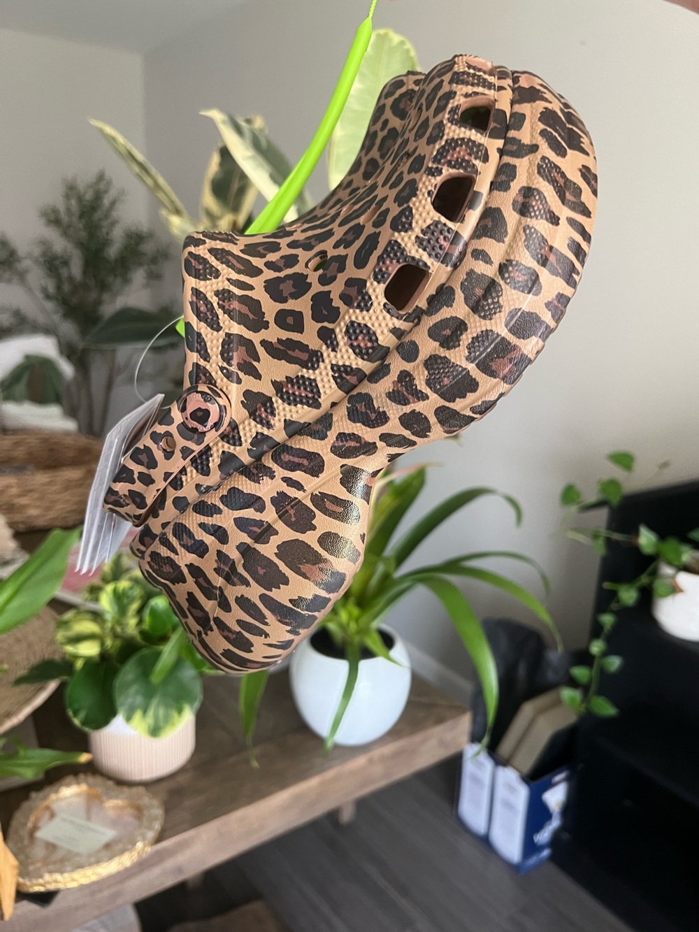 Platform leopard crocs!🐆 - Picture 4 of 9